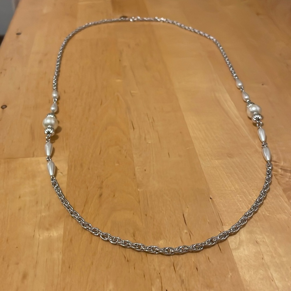 Elegant silver-tone Pearl Necklace